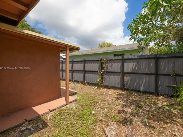 1483 NW 58th St, Miami FL 33142