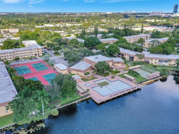 616 Briarwood Cir, Hollywood FL 33024