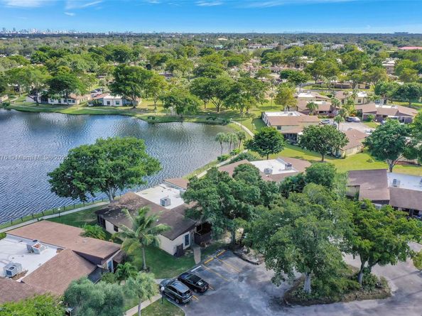 616 Briarwood Cir, Hollywood FL 33024