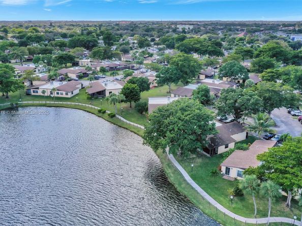 616 Briarwood Cir, Hollywood FL 33024