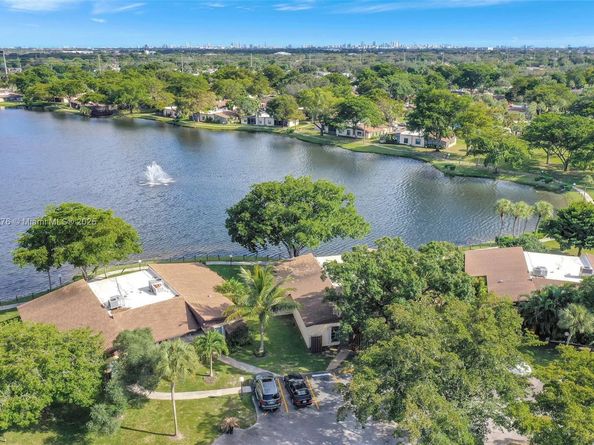 616 Briarwood Cir, Hollywood FL 33024