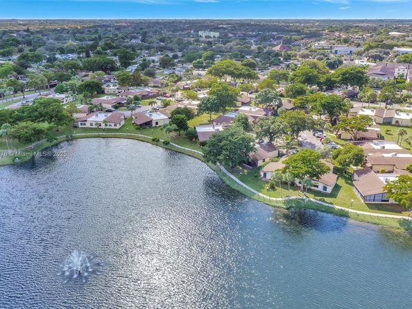 616 Briarwood Cir, Hollywood FL 33024