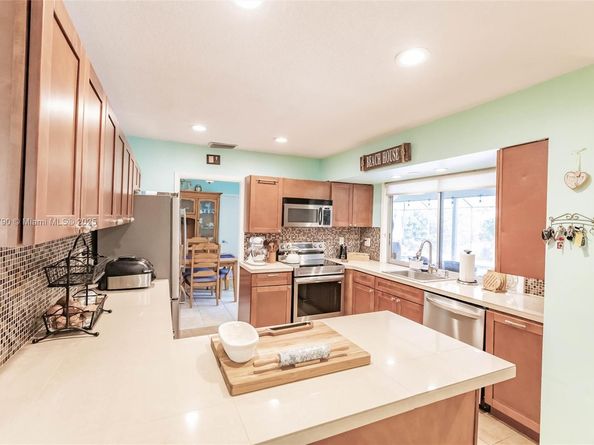 11560 NW 26th St, Plantation FL 33323