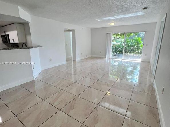 5065 Wiles Rd 103, Coconut Creek FL 33073