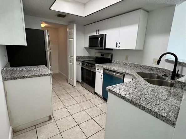 5065 Wiles Rd 103, Coconut Creek FL 33073
