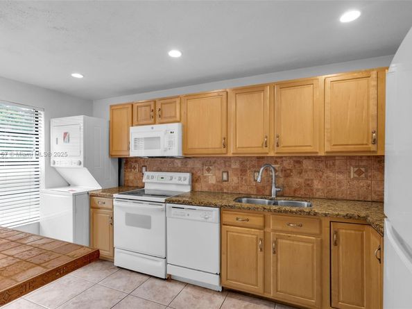 1161 NW 99th Ter 38, Pembroke Pines FL 33024