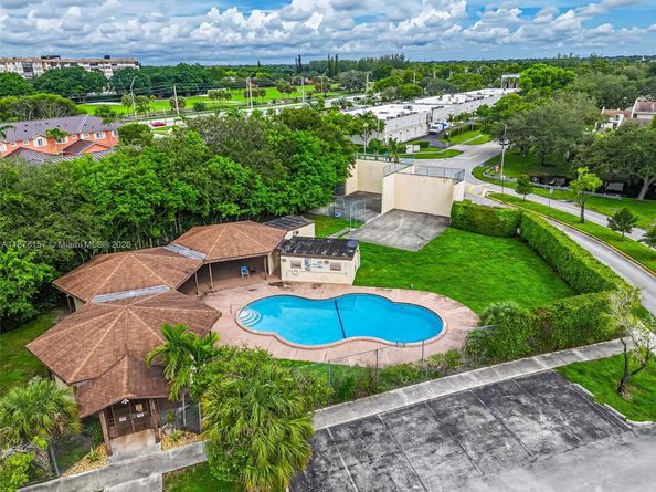 1161 NW 99th Ter 38, Pembroke Pines FL 33024