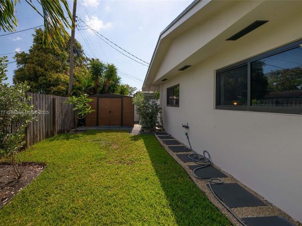 2117 NE 62nd St, Fort Lauderdale FL 33308