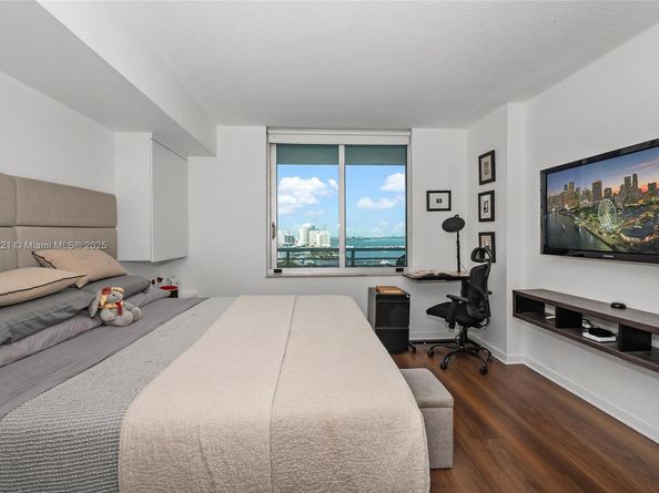 325 S Biscayne Blvd 2918, Miami FL 33131