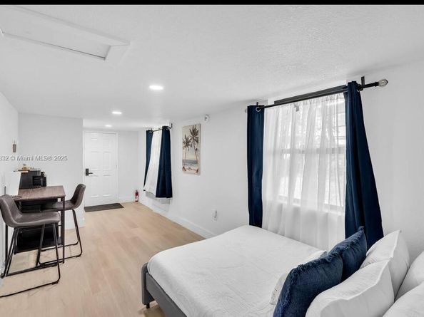 860 NW 17th Ct, Miami FL 33125
