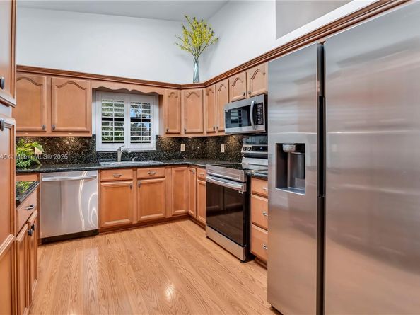 6530 NW 4th St, Plantation FL 33317