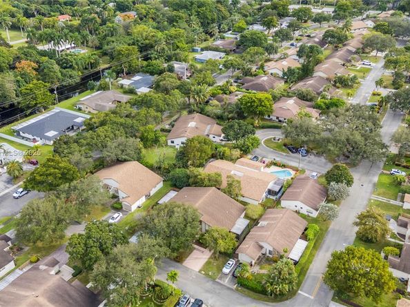 6530 NW 4th St, Plantation FL 33317