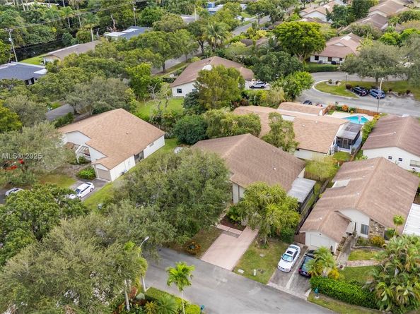 6530 NW 4th St, Plantation FL 33317