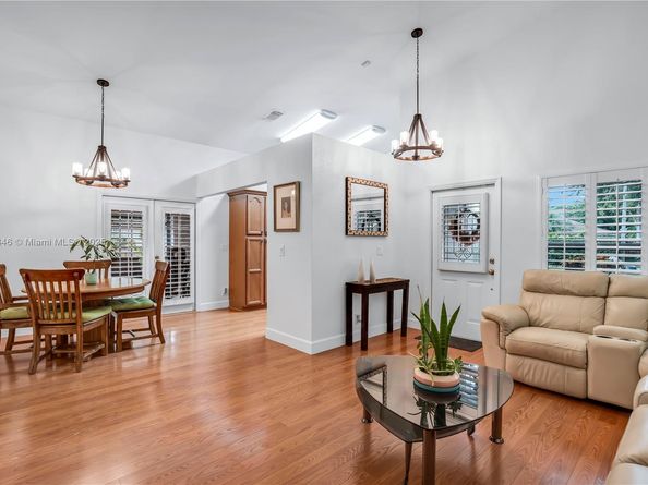 6530 NW 4th St, Plantation FL 33317