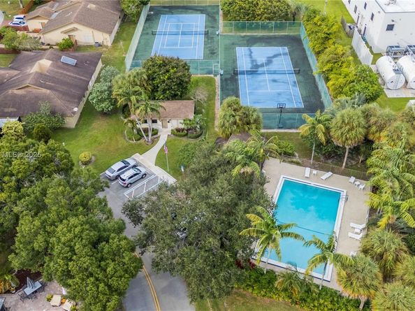 6530 NW 4th St, Plantation FL 33317