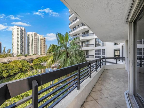 3500 Mystic Pointe Dr 604, Aventura FL 33180