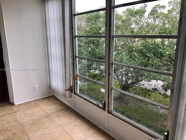 8121 SW 24th Ct 304, Davie FL 33324