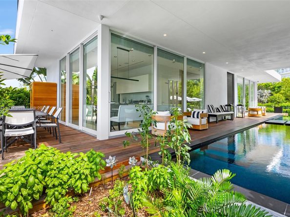810 W 47th Ct - The Ritz Carlton Miami Beach, Miami Beach FL 33140