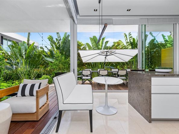 810 W 47th Ct - The Ritz Carlton Miami Beach, Miami Beach FL 33140