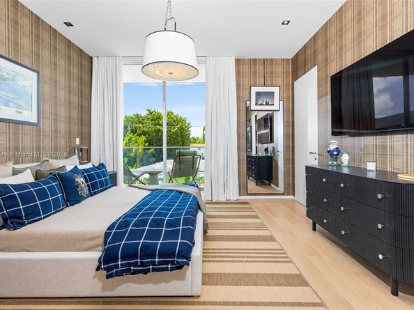 810 W 47th Ct - The Ritz Carlton Miami Beach, Miami Beach FL 33140