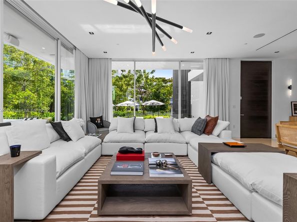 810 W 47th Ct - The Ritz Carlton Miami Beach, Miami Beach FL 33140