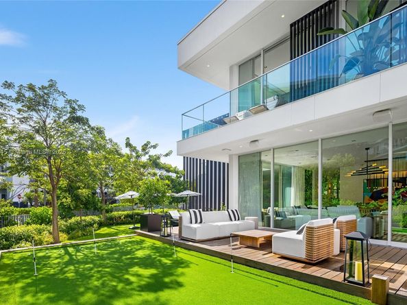 810 W 47th Ct - The Ritz Carlton Miami Beach, Miami Beach FL 33140