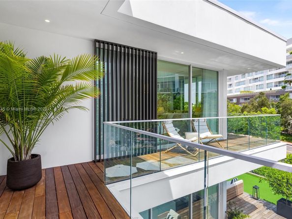 810 W 47th Ct - The Ritz Carlton Miami Beach, Miami Beach FL 33140