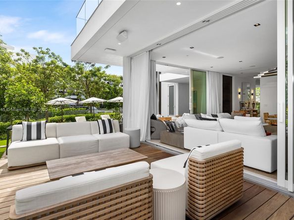 810 W 47th Ct - The Ritz Carlton Miami Beach, Miami Beach FL 33140