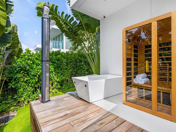 810 W 47th Ct - The Ritz Carlton Miami Beach, Miami Beach FL 33140