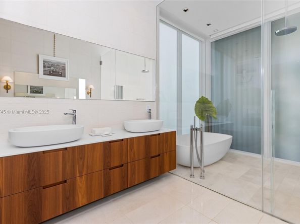 810 W 47th Ct - The Ritz Carlton Miami Beach, Miami Beach FL 33140