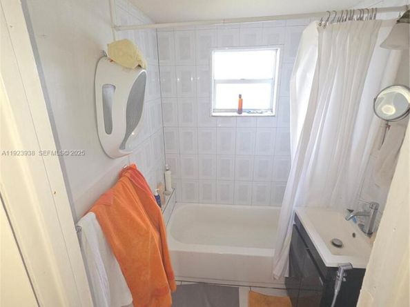 2740 NW 44th St, Miami FL 33142