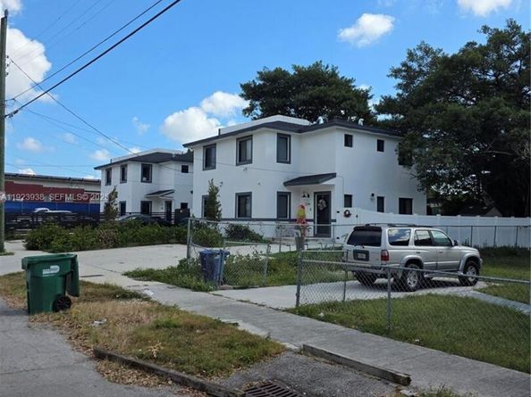 2740 NW 44th St, Miami FL 33142