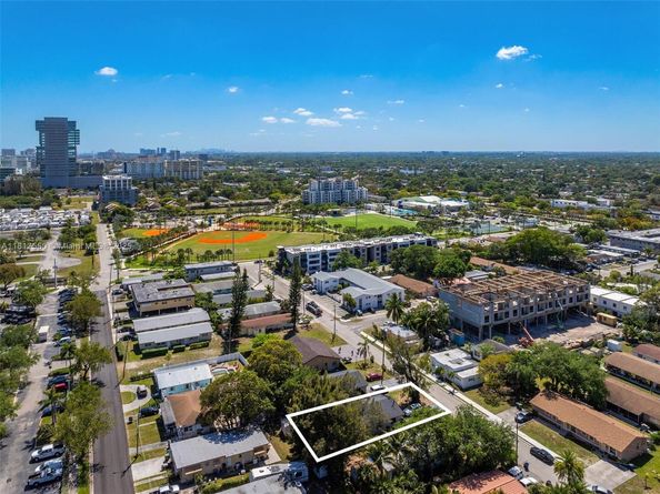 309 SE 3rd Ave, Hallandale Beach FL 33009