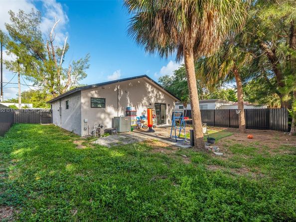 309 SE 3rd Ave, Hallandale Beach FL 33009