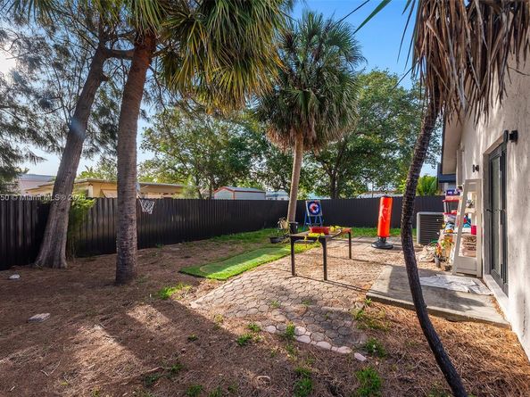309 SE 3rd Ave, Hallandale Beach FL 33009