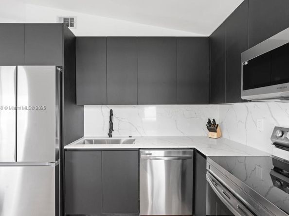 309 SE 3rd Ave, Hallandale Beach FL 33009