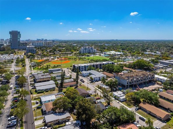 309 SE 3rd Ave, Hallandale Beach FL 33009