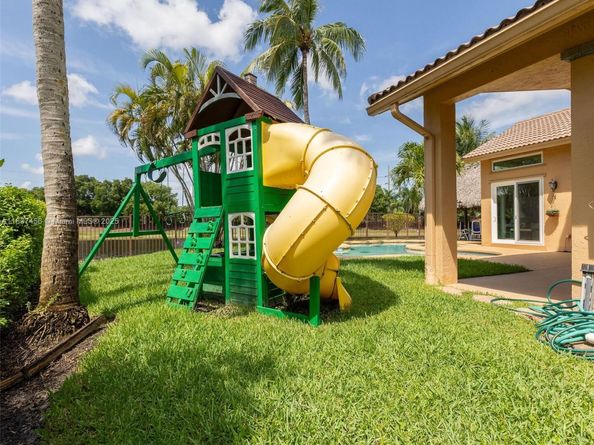 3043 Lakewood Dr, Weston FL 33332