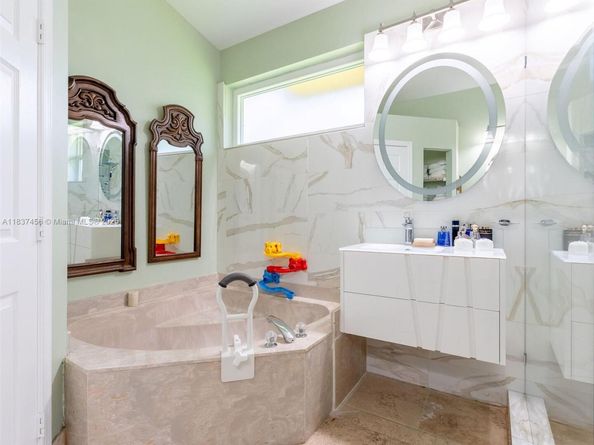 3043 Lakewood Dr, Weston FL 33332