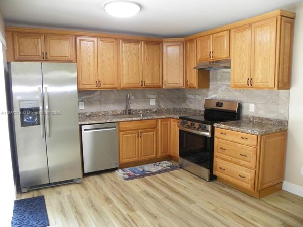 2578 Camelot Ct, Cooper City FL 33026