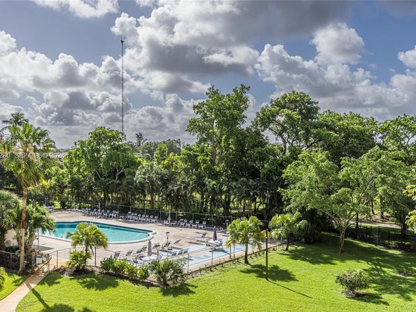 4330 Hillcrest Dr 405, Hollywood FL 33021