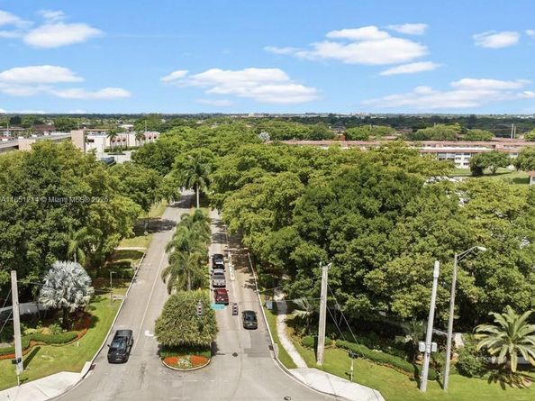 9520 S Hollybrook Lake Dr 204, Pembroke Pines FL 33025