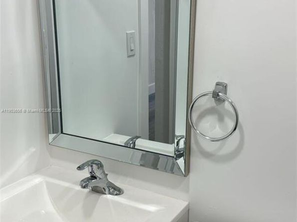 5611 SW 38th St, Davie FL 33314