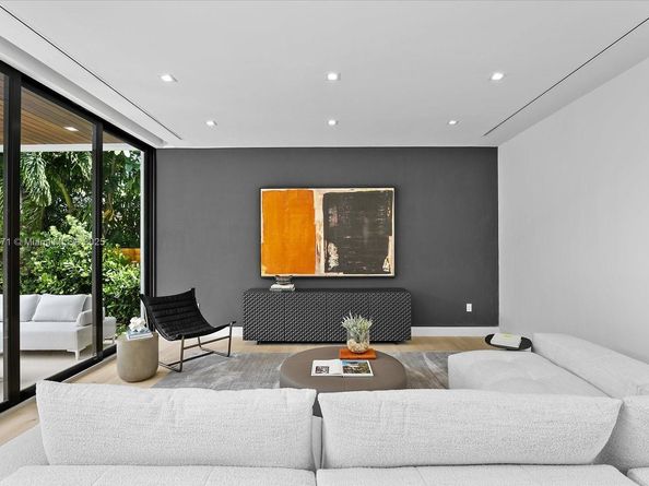 112 W Palm Midway, Miami Beach FL 33139