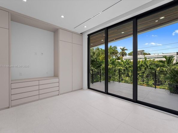 112 W Palm Midway, Miami Beach FL 33139