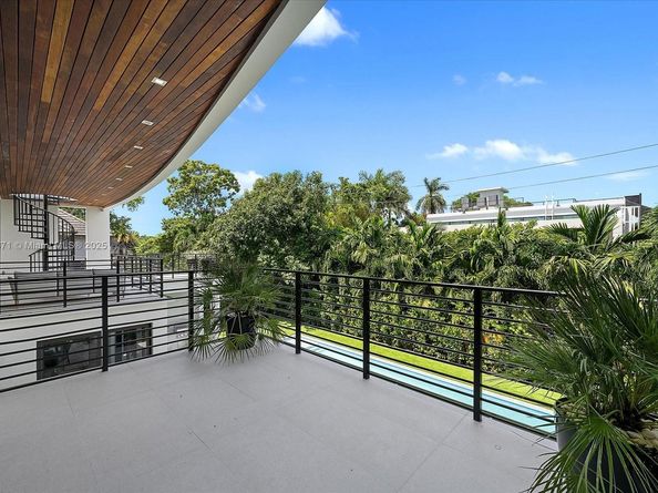 112 W Palm Midway, Miami Beach FL 33139