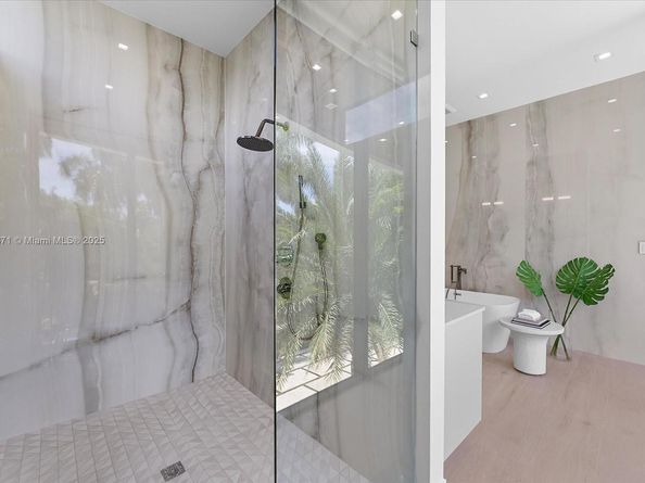 112 W Palm Midway, Miami Beach FL 33139