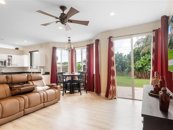 1884 SE 19th St, Homestead FL 33035