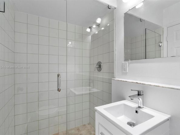 3235 Mcdonald St 5, Miami FL 33133