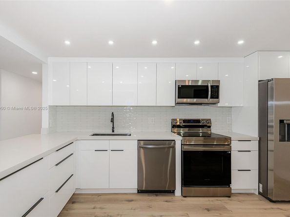 2500 Parkview Dr 821, Hallandale Beach FL 33009